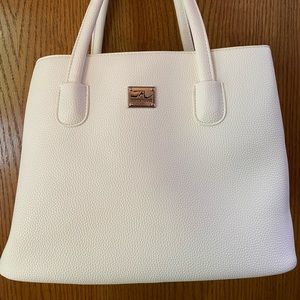Jessica Moore big white purse with a lot of inside pockets.